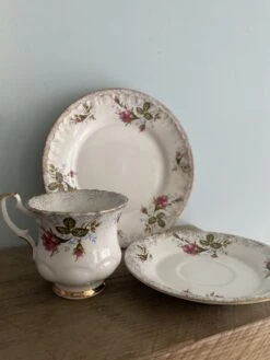 Tasse à Thé Fleuris Avec Sa Soucoupe Et Ses Deux Assiettes à Dessert Thé, Café Ou Petit Cacao