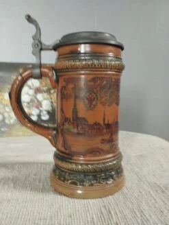 Chope Céramique, Couvercle étain, Décor Moyen âge, Estampillé Gerz, Germany Verres