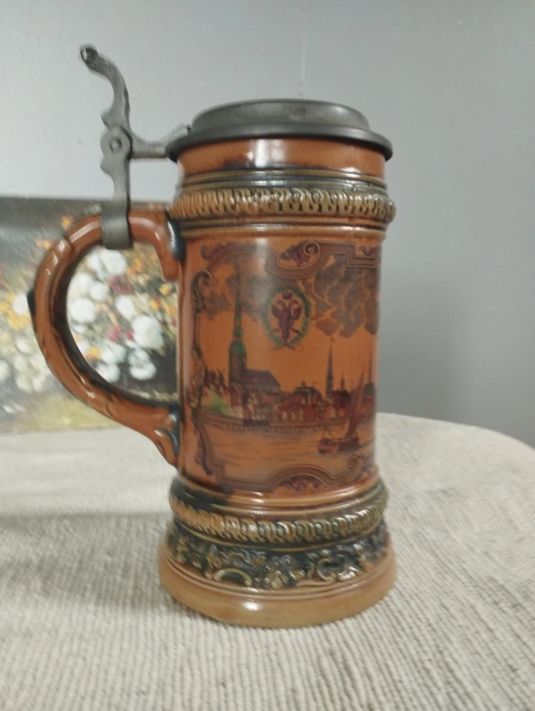 Chope Céramique, Couvercle étain, Décor Moyen âge, Estampillé Gerz, Germany Verres 1 Chope Céramique, Couvercle étain, Décor Moyen âge, Estampillé Gerz, Germany Verres