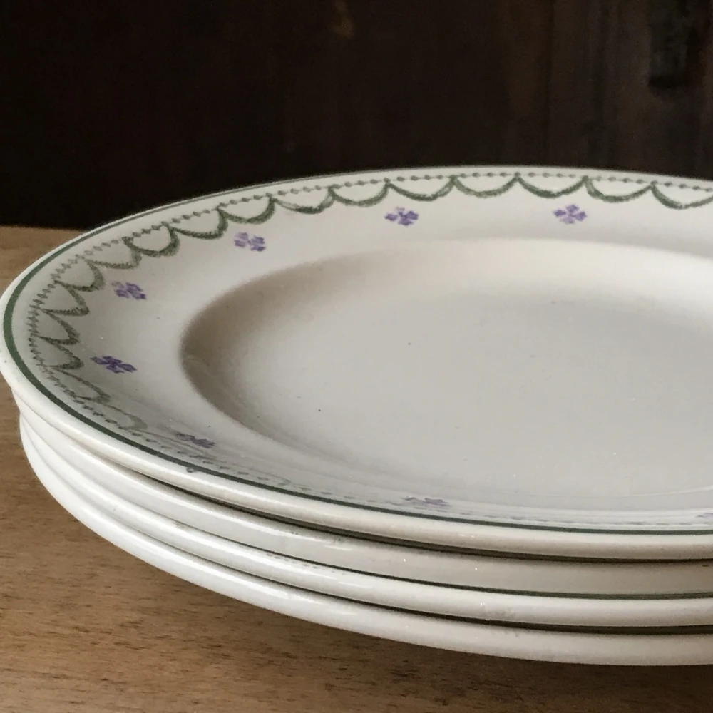 Lot De 4 Assiettes Plates Longwy Terre De Fer Modèle Violetta Assiettes 3 Lot De 4 Assiettes Plates Longwy Terre De Fer Modèle Violetta Assiettes – Image 3