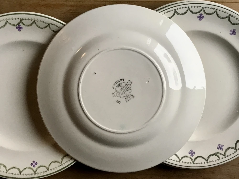Lot De 4 Assiettes Plates Longwy Terre De Fer Modèle Violetta Assiettes 5 Lot De 4 Assiettes Plates Longwy Terre De Fer Modèle Violetta Assiettes – Image 5