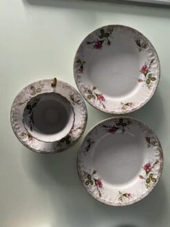 Tasse à Thé Fleuris Avec Sa Soucoupe Et Ses Deux Assiettes à Dessert Thé, Café Ou Petit Cacao -Cuisine Fournitures Soldes Boutique 1000x1000 519f9db7 9d5f 4628 a264 ed5e02c60665 gxoxn 1686988806