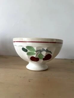 Grand Bol à Café Au Lait Ancien Avec Motifs De Cerises Rouges Et Feuilles Vertes Thé, Café Ou Petit Cacao