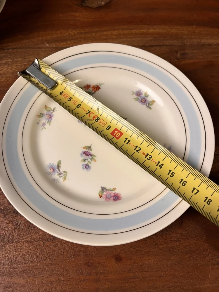 8 Assiettes à Gâteau Ou Apéritif Dînatoire En Porcelaine Ancienne Assiettes 5 8 Assiettes à Gâteau Ou Apéritif Dînatoire En Porcelaine Ancienne Assiettes – Image 5