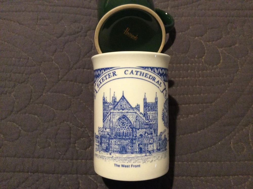 Un Mug Vintage Vert, Logo Harrods, Et Un Mug En Céramique Blanche, Décor Cathédrale D’Exeter Thé, Café Ou Petit Cacao 3 Un Mug Vintage Vert, Logo Harrods, Et Un Mug En Céramique Blanche, Décor Cathédrale D’Exeter Thé, Café Ou Petit Cacao – Image 3