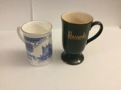 Un Mug Vintage Vert, Logo Harrods, Et Un Mug En Céramique Blanche, Décor Cathédrale D’Exeter Thé, Café Ou Petit Cacao