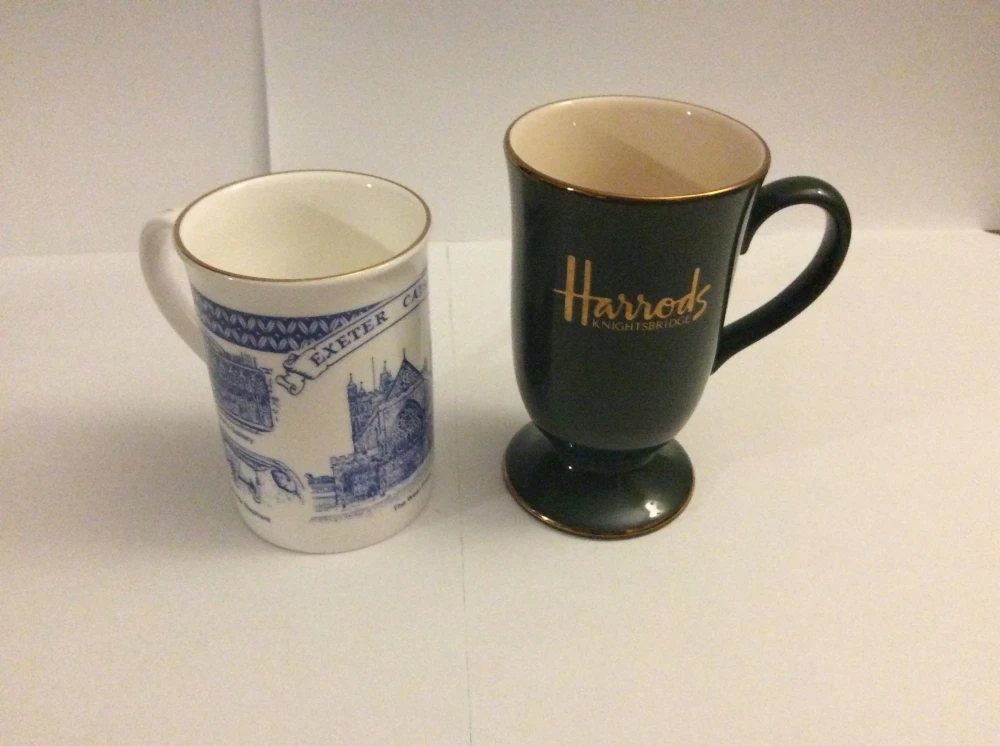 Un Mug Vintage Vert, Logo Harrods, Et Un Mug En Céramique Blanche, Décor Cathédrale D’Exeter Thé, Café Ou Petit Cacao 1 Un Mug Vintage Vert, Logo Harrods, Et Un Mug En Céramique Blanche, Décor Cathédrale D’Exeter Thé, Café Ou Petit Cacao
