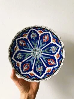 Authentique Et Magnifique Assiette Florale Turque - KUTAHYA 1998 - Excellent état - Motif En Relief Assiettes