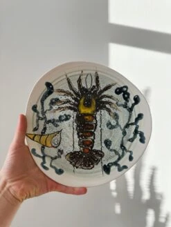 Assiette Crustacé Peinte à La Main MBFA Pornic - Paimpol. Assiettes -Cuisine Fournitures Soldes Boutique 1000x1000 img 1323 v7yiw 1617800992