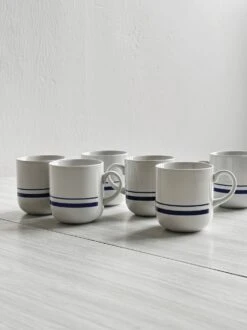 Tasses En Céramique Blanche à Liserés Bleus. Thé, Café Ou Petit Cacao