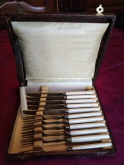 6 Couteaux Et 6 Fourchettes Anciens Couverts