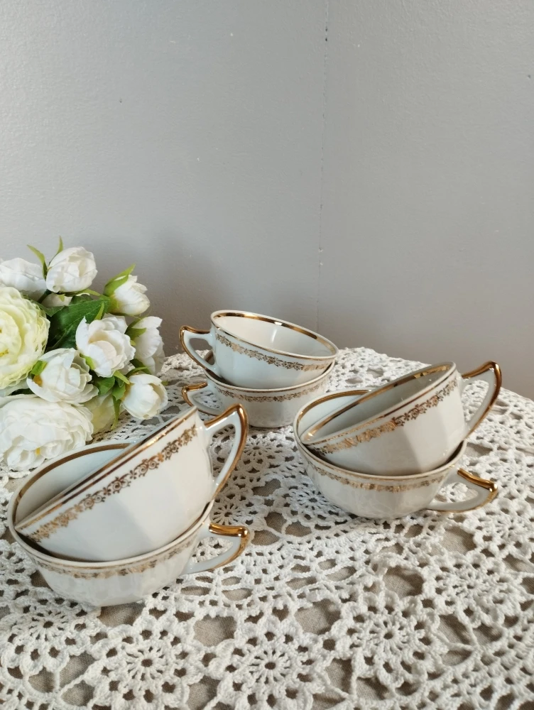 7 Tasses Porcelaine Blanche Et Dorée, Chauvigny, France 1950 Thé, Café Ou Petit Cacao 2 7 Tasses Porcelaine Blanche Et Dorée, Chauvigny, France 1950 Thé, Café Ou Petit Cacao – Image 2