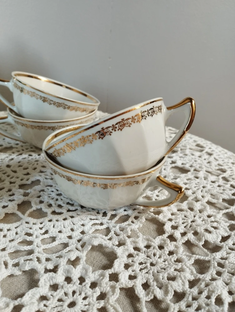 7 Tasses Porcelaine Blanche Et Dorée, Chauvigny, France 1950 Thé, Café Ou Petit Cacao 6 7 Tasses Porcelaine Blanche Et Dorée, Chauvigny, France 1950 Thé, Café Ou Petit Cacao – Image 6