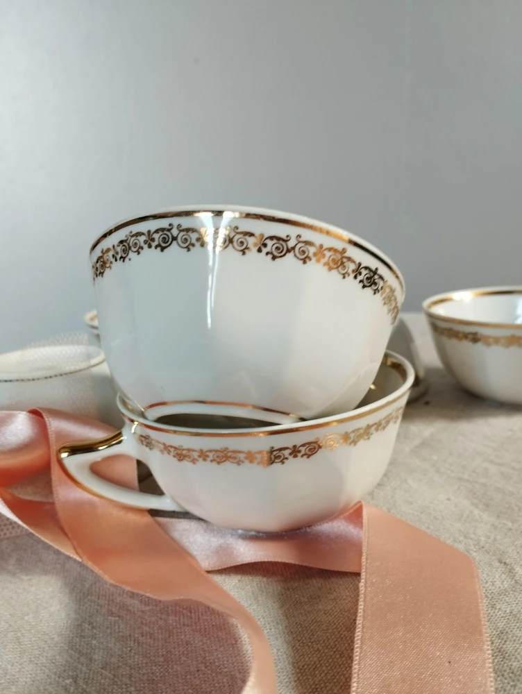 7 Tasses Porcelaine Blanche Et Dorée, Chauvigny, France 1950 Thé, Café Ou Petit Cacao 1 7 Tasses Porcelaine Blanche Et Dorée, Chauvigny, France 1950 Thé, Café Ou Petit Cacao