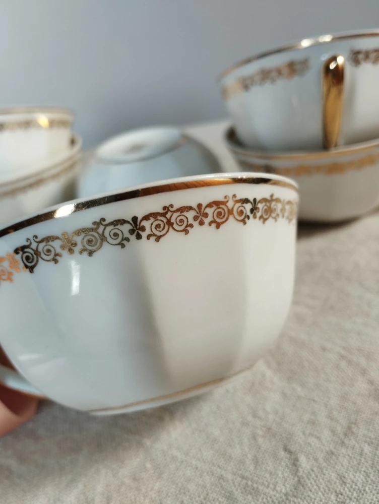 7 Tasses Porcelaine Blanche Et Dorée, Chauvigny, France 1950 Thé, Café Ou Petit Cacao 3 7 Tasses Porcelaine Blanche Et Dorée, Chauvigny, France 1950 Thé, Café Ou Petit Cacao – Image 3