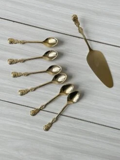Pelle A Gâteau Et Ses 6 Petites Cuillères En Métal Plaqué Or Décor Rose Couverts