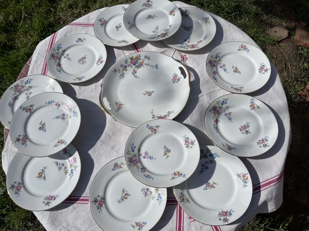 Ravissant Service à Gateau En Porcelaine Ancienne à Motifs Floral Assiettes 2 Ravissant Service à Gateau En Porcelaine Ancienne à Motifs Floral Assiettes – Image 2