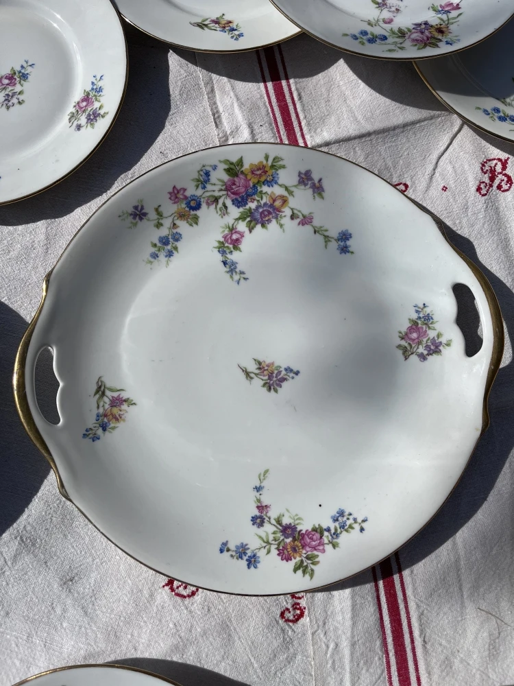 Ravissant Service à Gateau En Porcelaine Ancienne à Motifs Floral Assiettes 5 Ravissant Service à Gateau En Porcelaine Ancienne à Motifs Floral Assiettes – Image 5
