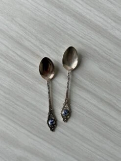 Deux Petites Cuillères Métal Et Porcelaine Couverts