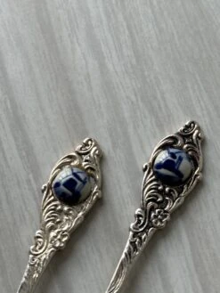 Deux Petites Cuillères Métal Et Porcelaine Couverts -Cuisine Fournitures Soldes Boutique 1000x1000 img 5215 oj0xj 867536195