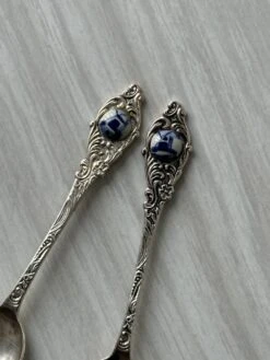 Deux Petites Cuillères Métal Et Porcelaine Couverts -Cuisine Fournitures Soldes Boutique 1000x1000 img 5216 5lva8 563177250