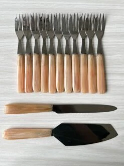 Couverts à Dessert En Bakélite Rosâtre. Couverts