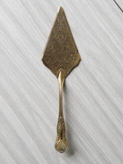 Pelle à Gâteaux En Métal Argenté. Couverts