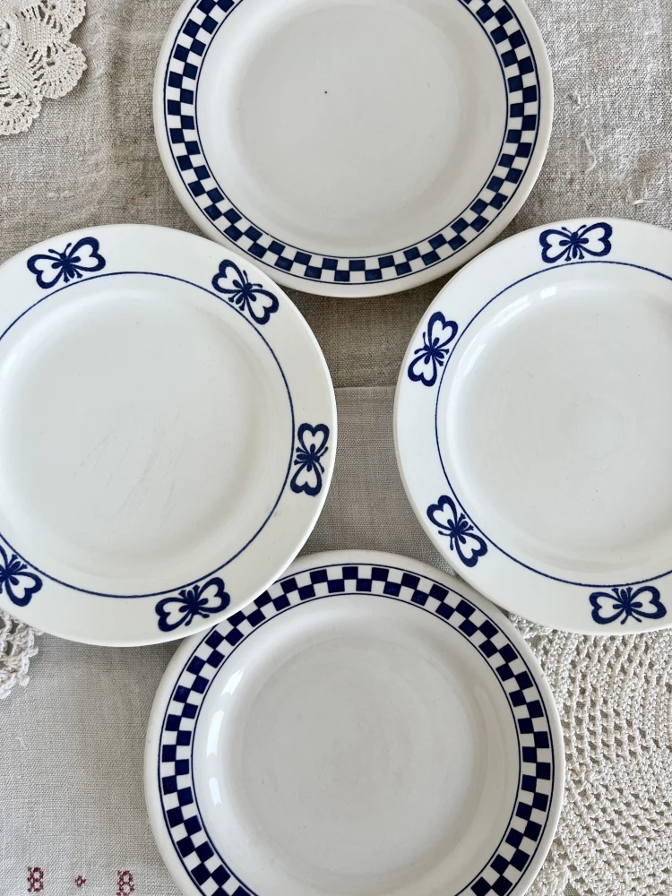 4 Assiettes à Dessert Porcelaine Dépareillée Papillons Et Vichy - Lot D Assiettes 2 4 Assiettes à Dessert Porcelaine Dépareillée Papillons Et Vichy - Lot D Assiettes – Image 2