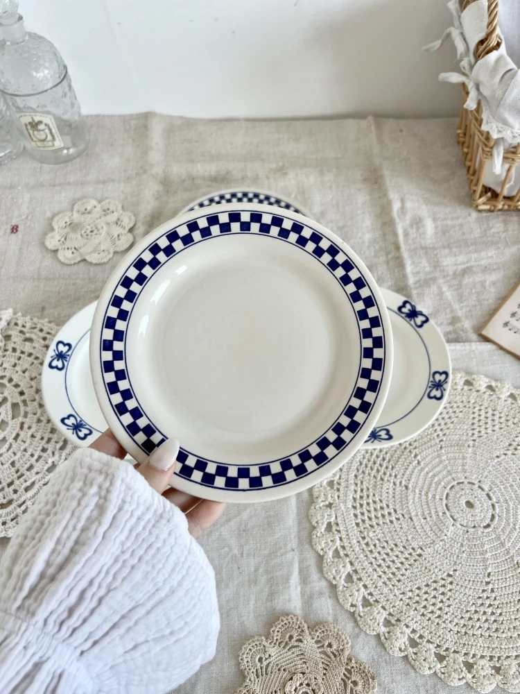 4 Assiettes à Dessert Porcelaine Dépareillée Papillons Et Vichy - Lot D Assiettes 3 4 Assiettes à Dessert Porcelaine Dépareillée Papillons Et Vichy - Lot D Assiettes – Image 3