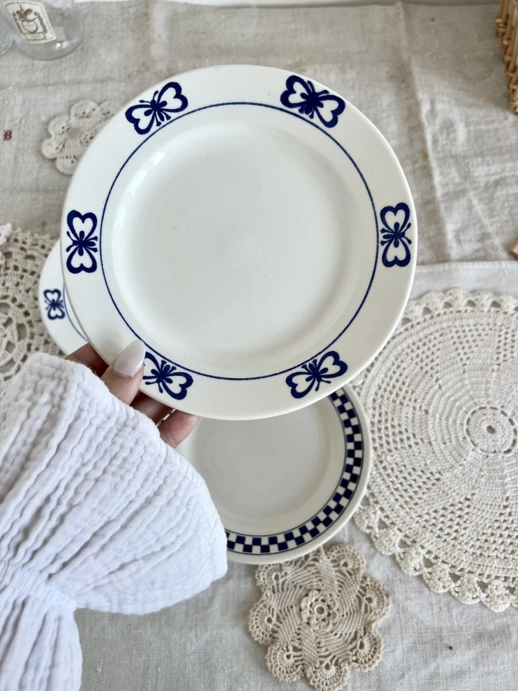 4 Assiettes à Dessert Porcelaine Dépareillée Papillons Et Vichy - Lot D Assiettes 5 4 Assiettes à Dessert Porcelaine Dépareillée Papillons Et Vichy - Lot D Assiettes – Image 5