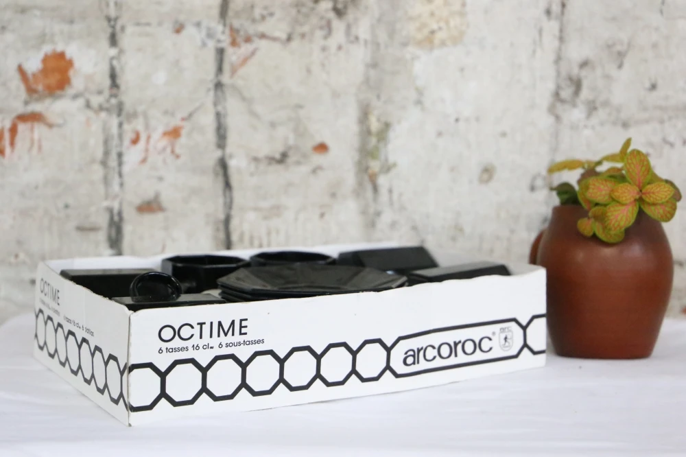 Set De 6 Tasses Et Sous Tasses Noires, Arcoroc, Série OCTIME, 1980, Vintage Français Thé, Café Ou Petit Cacao 1 Set De 6 Tasses Et Sous Tasses Noires, Arcoroc, Série OCTIME, 1980, Vintage Français Thé, Café Ou Petit Cacao