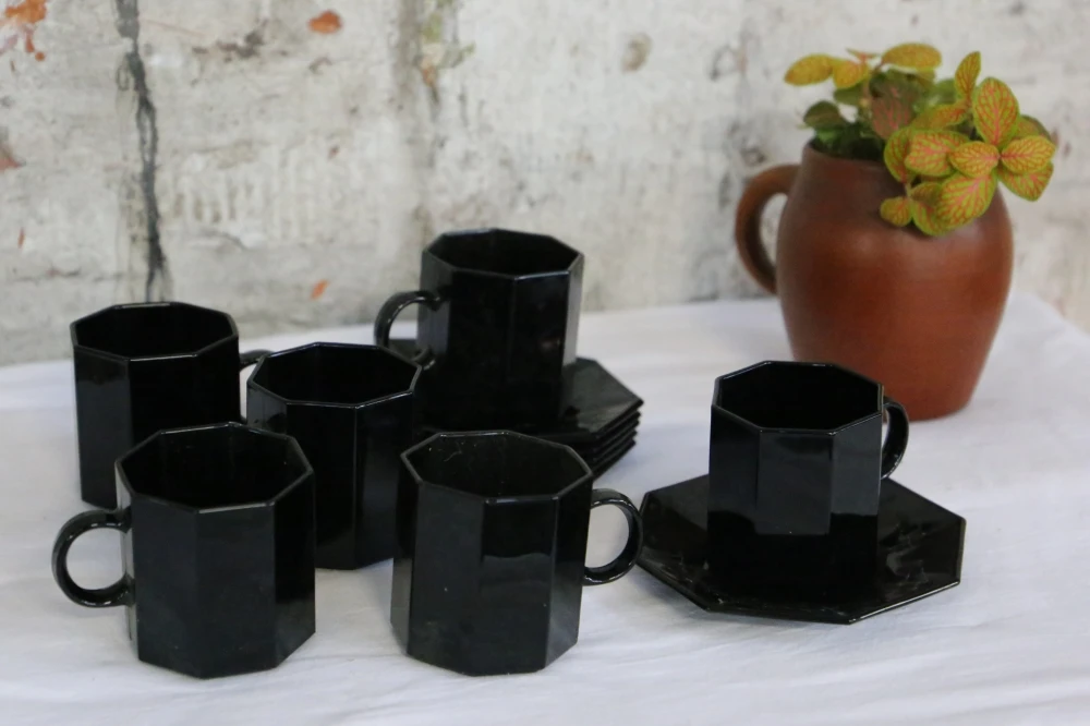 Set De 6 Tasses Et Sous Tasses Noires, Arcoroc, Série OCTIME, 1980, Vintage Français Thé, Café Ou Petit Cacao 2 Set De 6 Tasses Et Sous Tasses Noires, Arcoroc, Série OCTIME, 1980, Vintage Français Thé, Café Ou Petit Cacao – Image 2