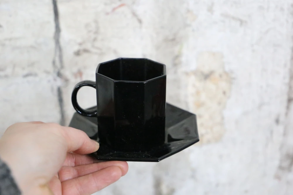 Set De 6 Tasses Et Sous Tasses Noires, Arcoroc, Série OCTIME, 1980, Vintage Français Thé, Café Ou Petit Cacao 3 Set De 6 Tasses Et Sous Tasses Noires, Arcoroc, Série OCTIME, 1980, Vintage Français Thé, Café Ou Petit Cacao – Image 3