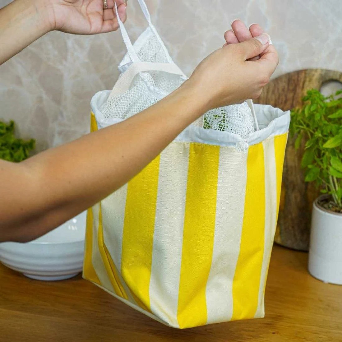 CHELSEA Desserte De Cuisine En Inox 1 Tiroir + 3 Paniers + 1 Rangement Bouteille DHO Sable 2 CHELSEA Desserte De Cuisine En Inox 1 Tiroir + 3 Paniers + 1 Rangement Bouteille DHO Sable – Image 2